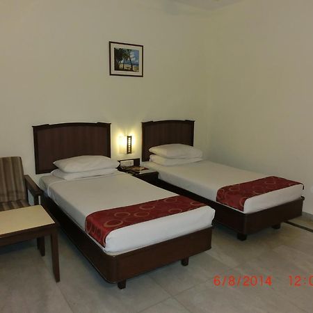 Hotel Thulashi Park Madrás Exterior foto