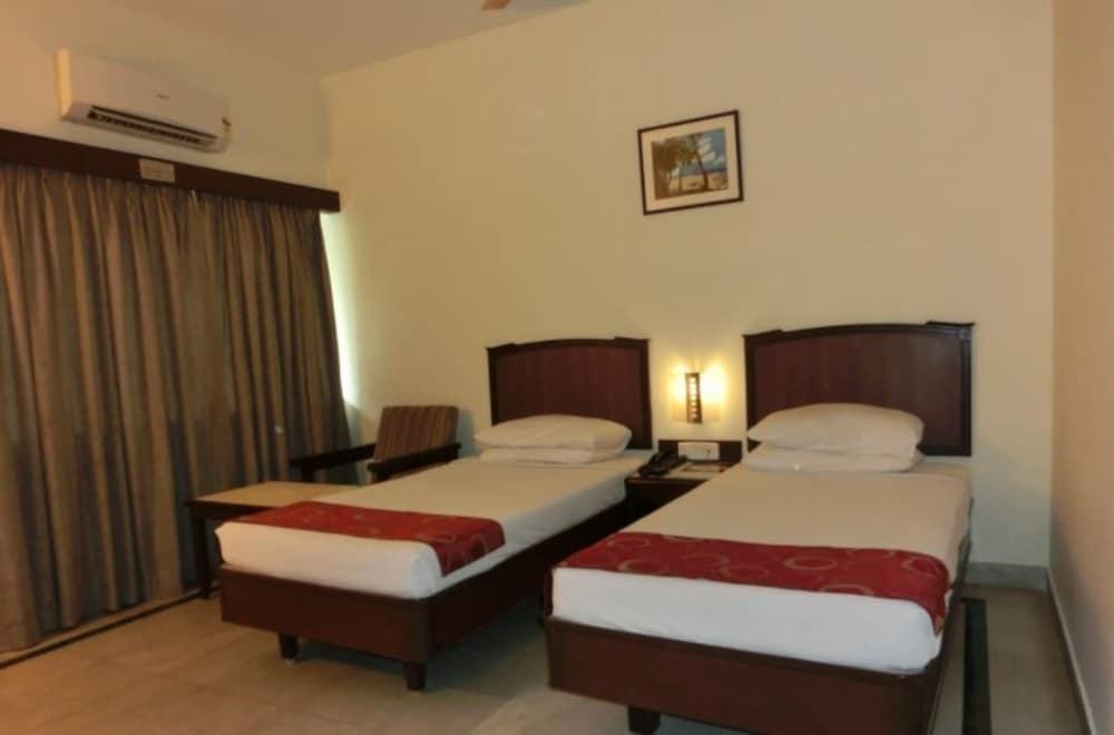 Hotel Thulashi Park Madrás Exterior foto