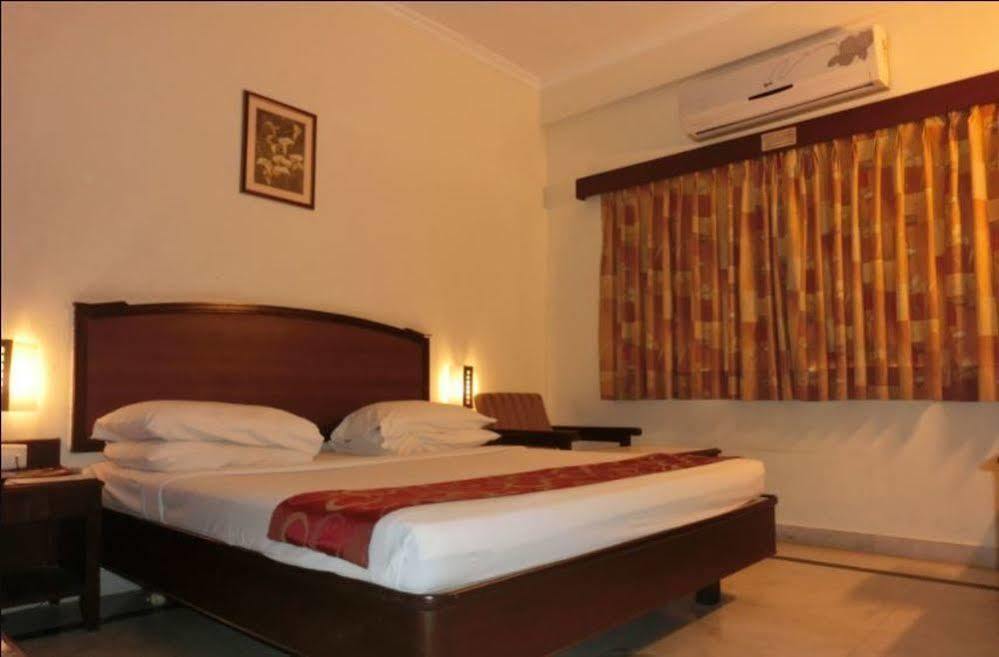 Hotel Thulashi Park Madrás Exterior foto